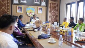 KOORDINASI : Bupati Tana Tidung rapat koordinasi dengan sejumlah kepala desa.